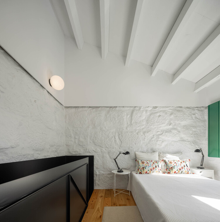 Covelo House / Spaceworders - Интерьерная фотография, спальня, освещение, кровать