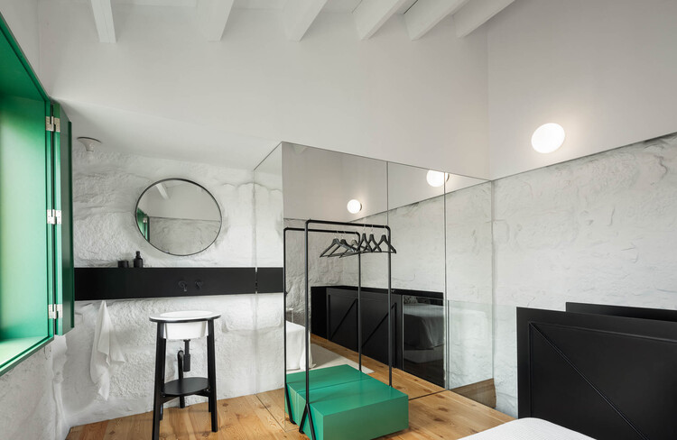 Covelo House / Spaceworders - Интерьерная фотография, освещение, стекло, спальня, стул