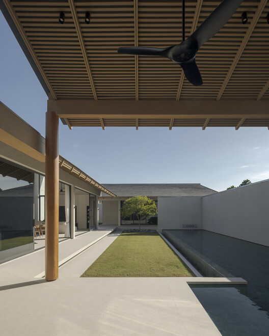 Baan Tectonix House / мне нравится дизайнерская студия - Интерьерная фотография, бетон, двор