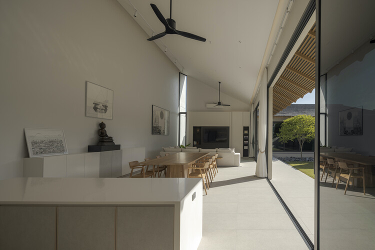 Baan Tectonix House / I Like Design Studio - Интерьерная фотография, кухня, стул