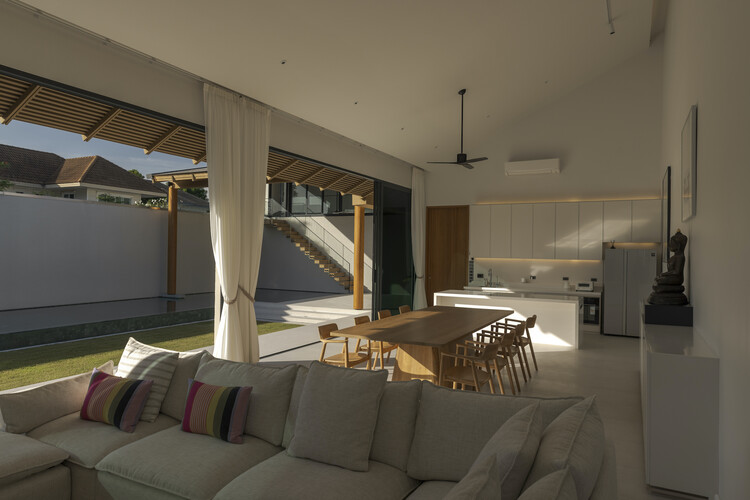 Baan Tectonix House / мне нравится дизайнерская студия - Интерьерная фотография, гостиная, дерево, луч
