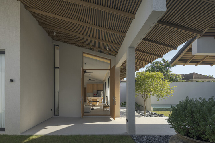 Baan Tectonix House / мне нравится дизайнерская студия - Интерьерная фотография, бетон, двор
