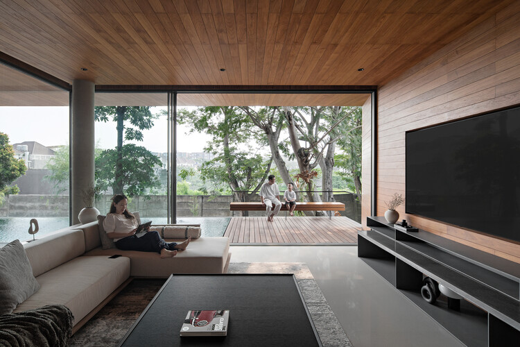 Ja House / Studiokas - Интерьерная фотография, гостиная, диван, лес