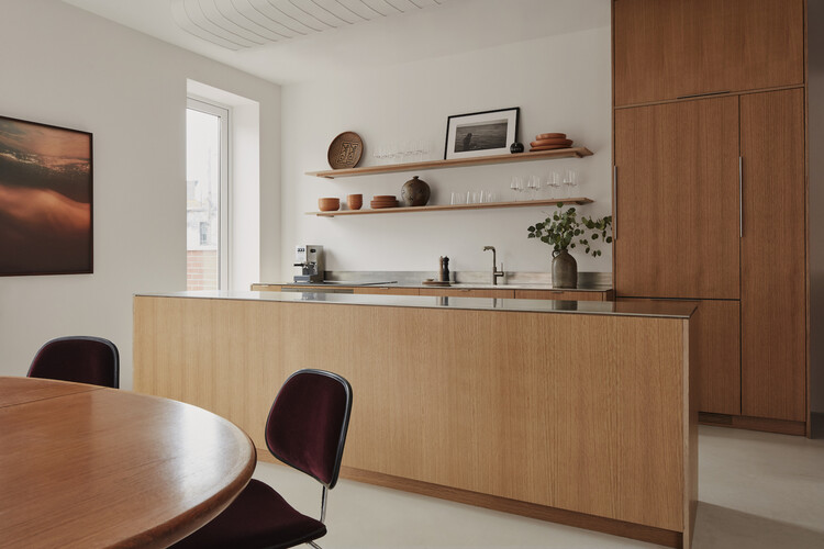 Архитектура Townhouse / Greenpoint / LEA - Интерьерная фотография, кухня, дерево, столешница, стул
