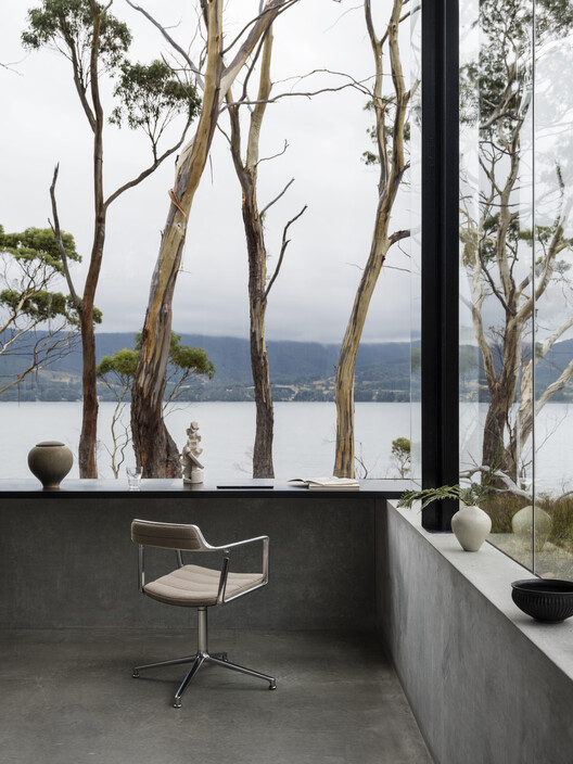 Туннель VIPP Tasmania Painhouse / Room 11 Architects - Интерьерная фотография, дерево, стол, стул, стекло