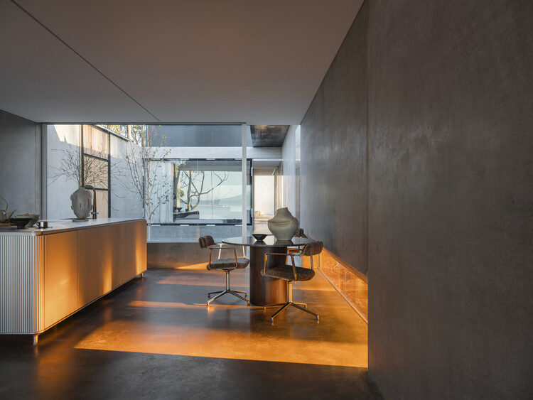 Туннель VIPP Tasmania Pronthouse / Room 11 Architects - Интерьерная фотография, дерево, освещение, стекло, стул