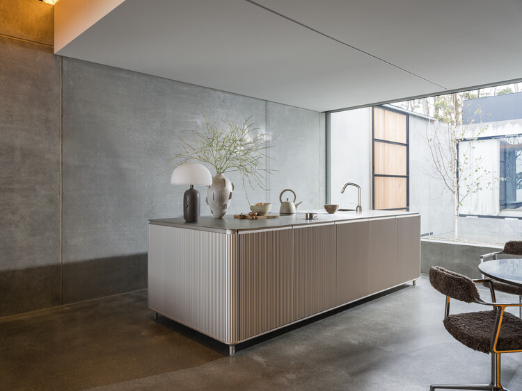 Туннель VIPP Tasmania Havenhouse / Room 11 Architects - Интерьерная фотография, кухня, стекло, столешница, раковина