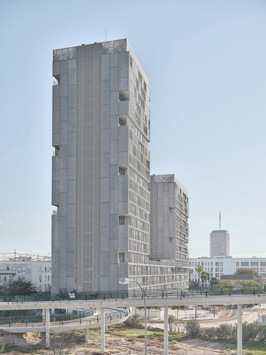 184 Social Housing Tower / McBad Architecture & Corrban Design - Экстерьера, бетон