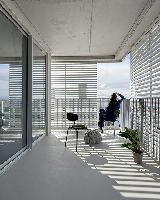 184 Social Housing Tower / McBad Architecture & Urban Design - Интерьера, стекло, балкон