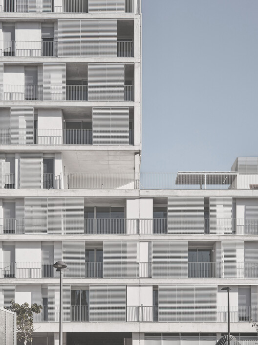 184 Social Housing Tower / McBad Architecture & Corrban Design - Exther Photography