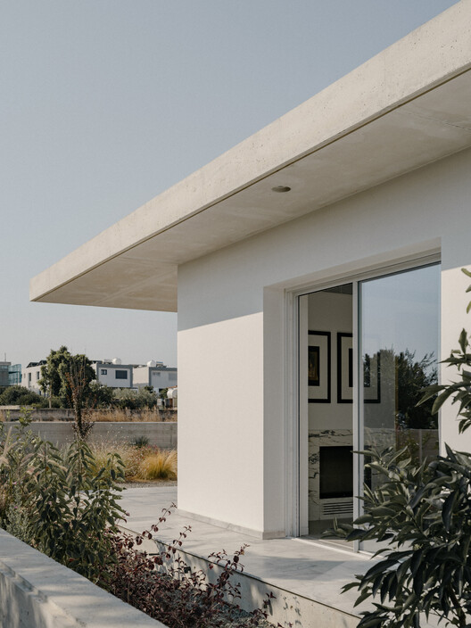 Makries Mires Residence / Anastasiou Misseri - изображение 2 из 29