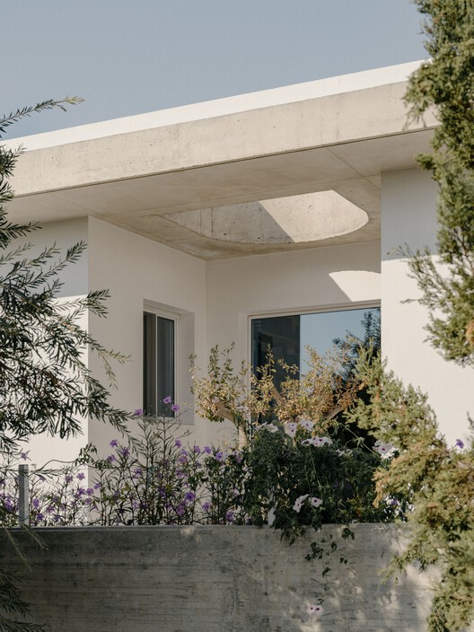 Makries Mires Residence / Anastasiou Misseri - изображение 5 из 29