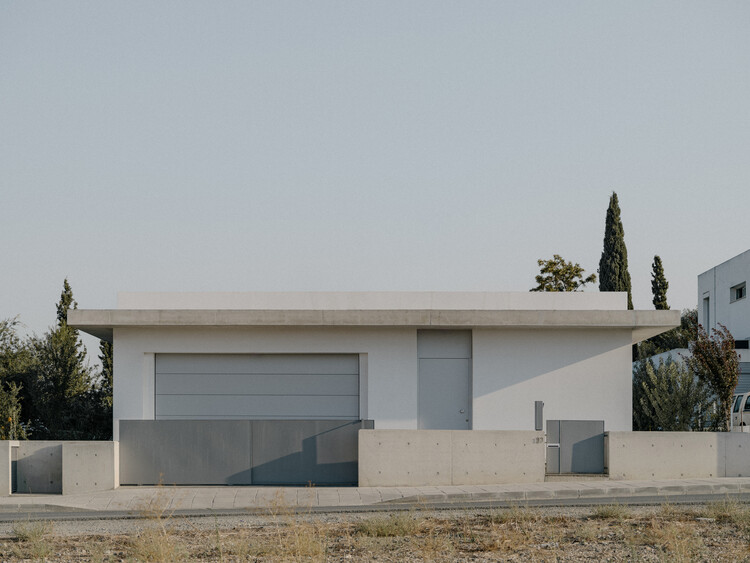 Makries Mires Residence / Anastasiou Misseri - изображение 27 из 29