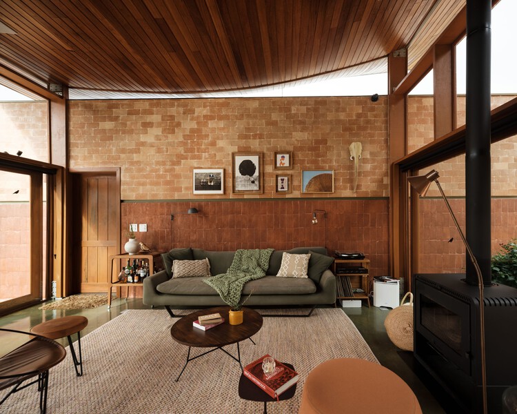 Koba House / Estúdio Haa! - Интерьерная фотография, гостиная, дерево, стул, кирпич