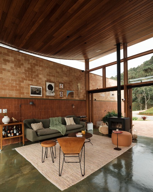 Koba House / Estúdio Haa! - Интерьерная фотография, гостиная, дерево, стул