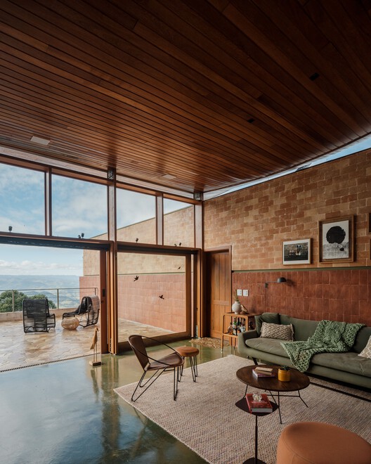 Koba House / Estúdio Haa! - Интерьерная фотография, гостиная, дерево, стул