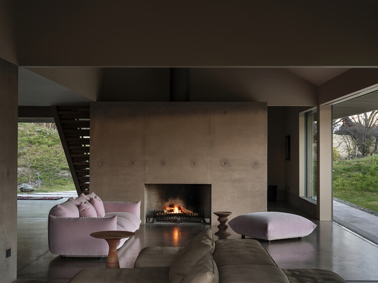 Hopfield House / Keshaw McArthur - Интерьерная фотография, гостиная, диван, стул