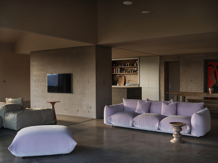 Hopfield House / Keshaw McArthur - Интерьерная фотография, гостиная, диван, стул