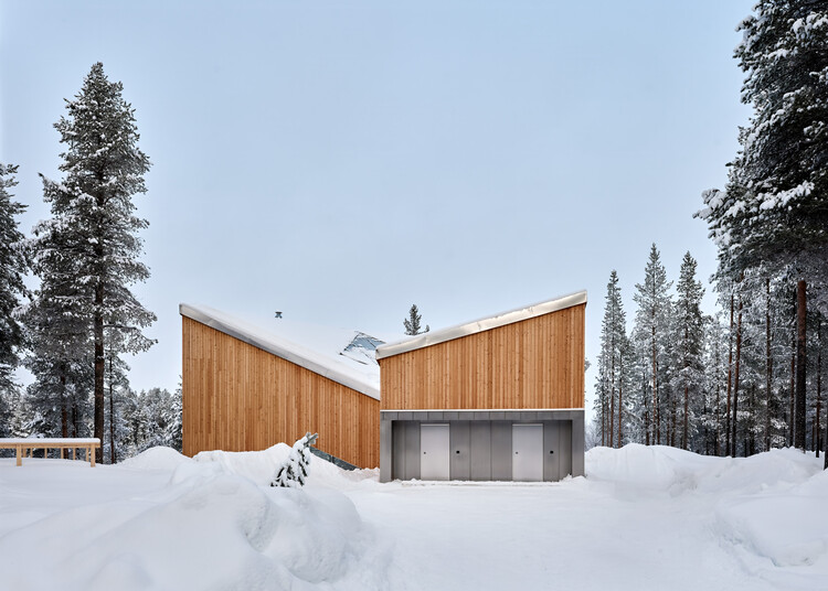 Cliffhanger Riverside Villa / Pirinen Salo Oy - Экстерьем фотография, древесина