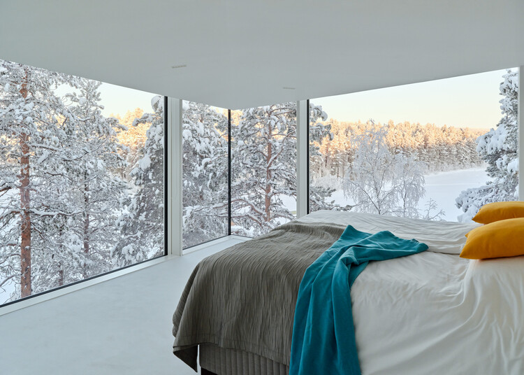 Cliffhanger Riverside Villa / Pirinen Salo Oy - Интерьерная фотография, спальня, кровать