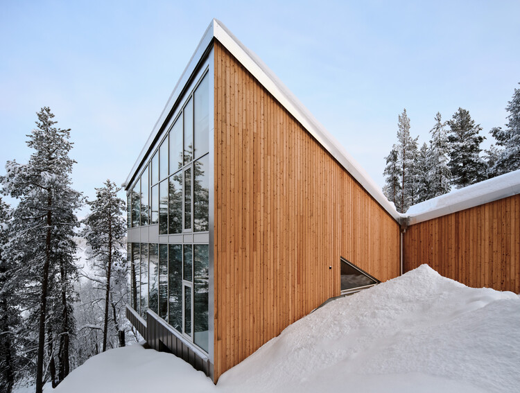 Cliffhanger Riverside Villa / Pirinen Salo Oy - Экстерьем фотография, древесина