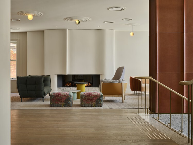 Royal Hotel / Giannone Petricone Associates Inc. Архитекторы - Интерьерная фотография, гостиная, дерево, освещение, стул
