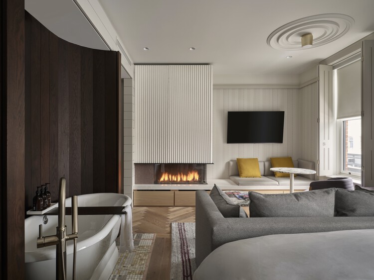Royal Hotel / Giannone Petricone Associates Inc. Архитекторы - Интерьерная фотография, гостиная, дерево, диван, освещение