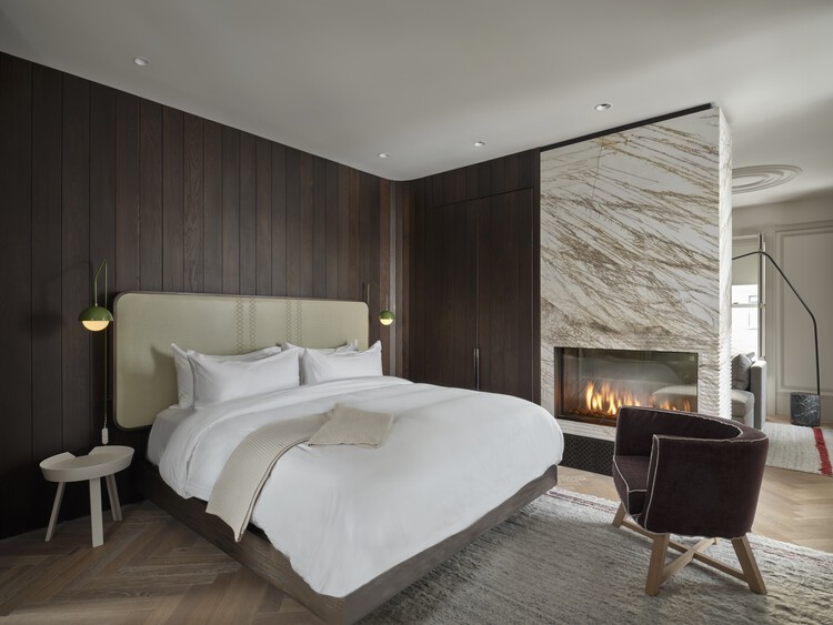 Royal Hotel / Giannone Petricone Associates Inc. Архитекторы - Интерьерная фотография, спальня, кровать, дерево, освещение