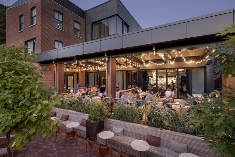 Royal Hotel / Giannone Petricone Associates Inc. Architects - Экстерьерная фотография, стул
