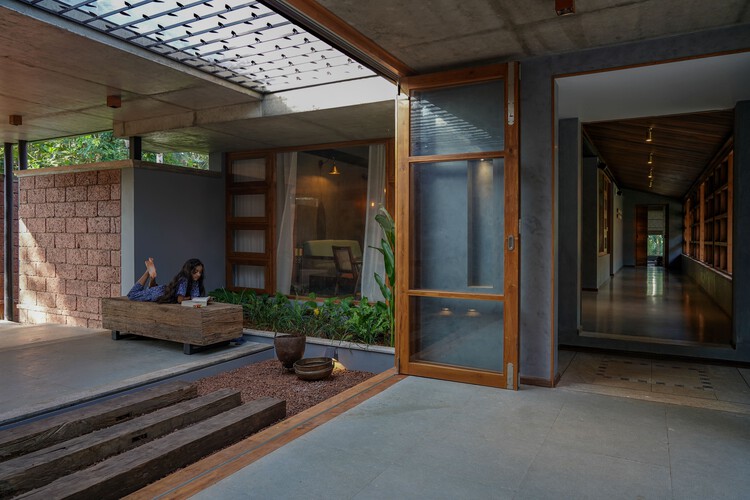 Malhar Weekend Home / Dearth Architects - Интерьерная фотография, дерево, луч, двор
