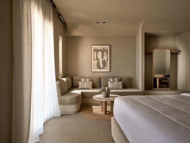 Doomes Noruz Mykonos Hotel / Urban Soul Project - Интерьерная фотография, спальня, кровать, освещение