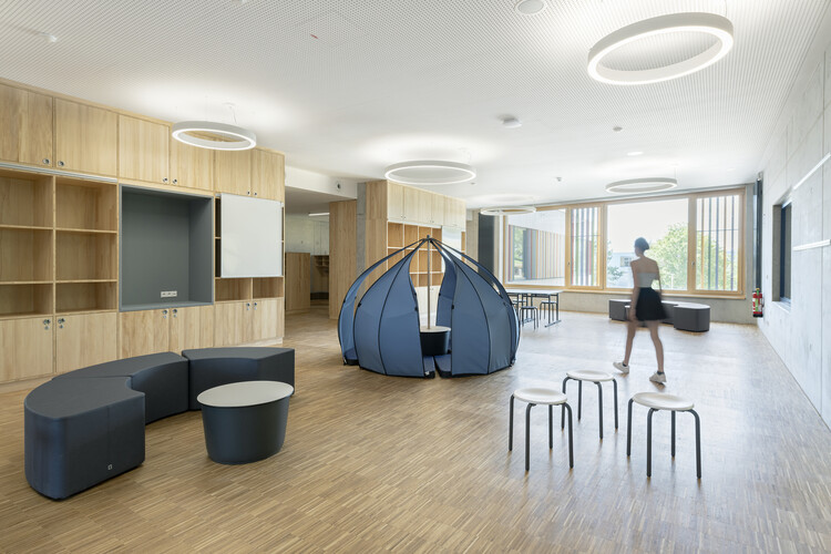 Школьный кампус Blumberg / Spiecker Sautter Lauer Architekten - Интерьерная фотография, кухня, дерево, стул