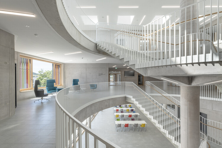 Школьный кампус Blumberg / Spiecker Sautter Lauer Architekten - Интерьерная фотография, лестница