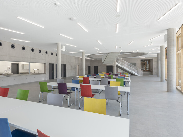 Школьный кампус Blumberg / Spiecker Sautter Lauer Architekten - Интерьерная фотография, кухня, стул