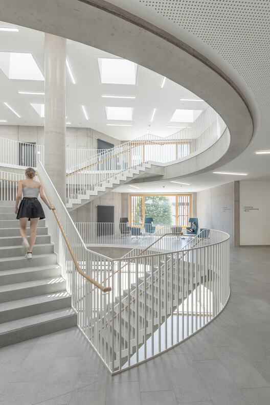 Школьный кампус Blumberg / Spiecker Sautter Lauer Architekten - Интерьерная фотография, лестница, бетон