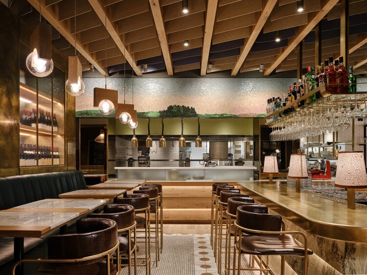 Stock TC Culinary Emporium / Giannone Petricone Associates Inc. Архитекторы - Интерьерная фотография, дерево, освещение, стол, стул, столешница