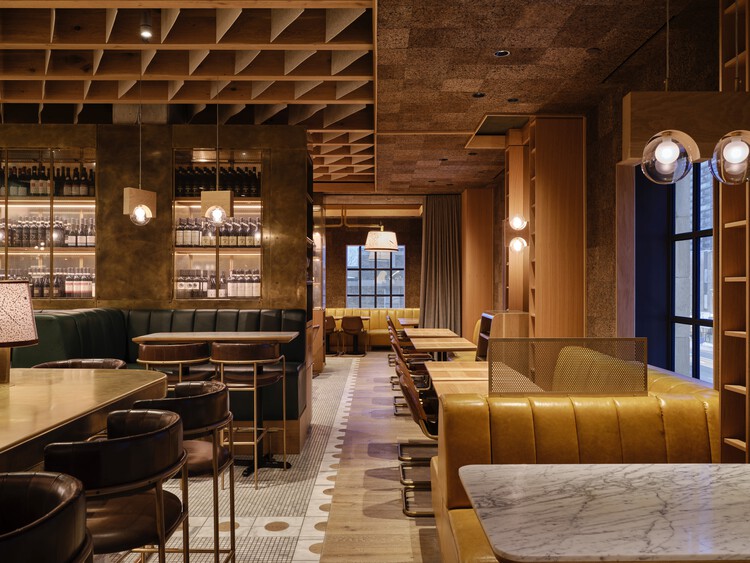 Stock TC Culinary Emporium / Giannone Petricone Associates Inc. Архитекторы - Интерьерная фотография, гостиная, дерево, освещение, стол, стул, стекло, столешница