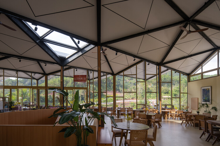 Pu'er Beautiful Star Village Coffee Experience Center / Studio Dali Architects - Интерьерная фотография, столовая, дерево, стекло, стул