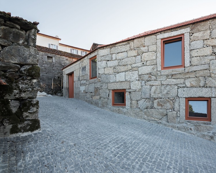 Сельский дом в Soutelos, Ruivães / Figuereido + Pena arquitectos + Nuno Flores arquitetura - внешняя фотография, бетон