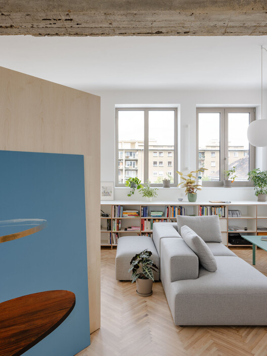 Квартира Z / Grau Architects - Интерьерная фотография, гостиная, дерево, стол, диван, стеллажи, стул, освещение