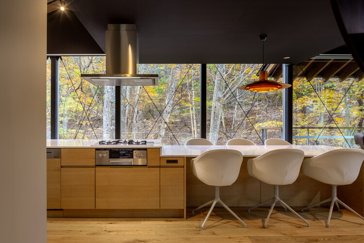 Девятикратная крыша / T2P Architects Office - Интерьерная фотография, кухня, столешница, дерево, освещение, стул, стол, стекло