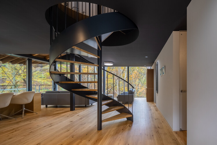 Девятикратная крыша / T2P Architects Office - Интерьерная фотография, лестница, дерево, поручница
