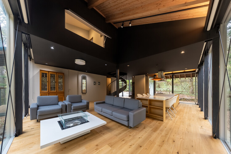 Девятикратная крыша / T2P Architects Office - Интерьерная фотография, гостиная, дерево, освещение, стул, стекло, луч
