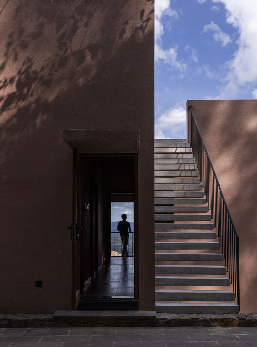 Bao Lam Retreat House / 6717 Studio - Внешняя фотография, лестница, бетон, поручка