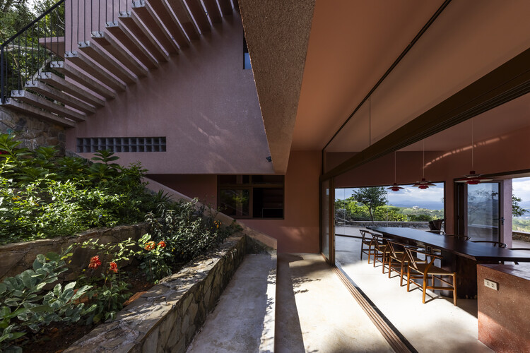 Bao Lam Retreat House / 6717 Студия - Интерьерная фотография, лестница, балкон
