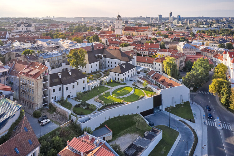 Boksto Skveras смешанный центр / студия Seilern Architects - внешняя фотография, вид с аэрофотоснимком, сад, двор