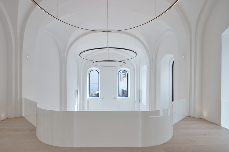 Boksto Skveras Mixed -Uses Center / Studio Seilern Architects - Интерьерная фотография, арка, аркада, колонка