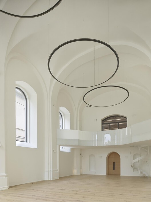 Boksto Skveras Mixed -Uses Center / Studio Seilern Architects - Интерьерная фотография, освещение, арка, стекло, аркада