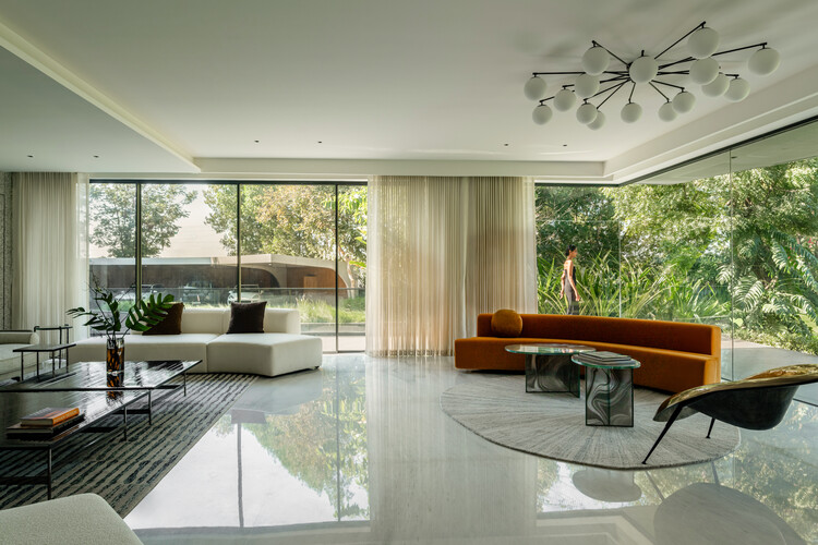 Девять X Nine House / Sanjay Puri Architects - Интерьерная фотография, гостиная, дерево, стол, стул, освещение, диван