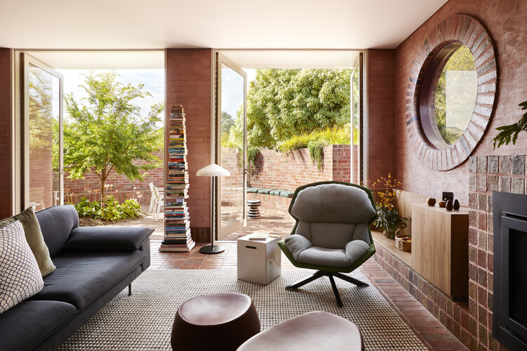 Ararat House / SJB - Интерьерная фотография, гостиная, стол, стул, кирпич